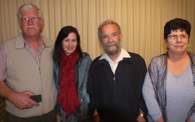 Vlnr is Johan Pieterse, Brenda du Toit, Bill Clarke van McClarke’s Selfcatering Units het op 3 September sy 90ste verjaardag gevier, Bill en Glenda Kitley